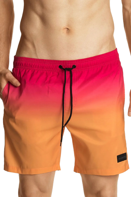 Short de bain homme dégradé rose et orange, s'inspirant de l'ambiance festive et décontractée du Brésil. Idéal pour la plage, le surf ou une tenue estivale, avec cordon noir réglable et design moderne évoquant les paysages de Copacabana et Ipanema.