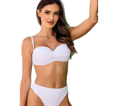 Femme portant un maillot de bain blanc élégant sur une plage ensoleillée, inspiré par l'esprit brésilien et le glamour tropical, avec une coupe flatteuse qui met en valeur la silhouette. Parfaite pour les vacances estivales.