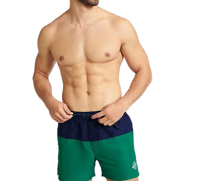 Homme souriant portant un maillot de bain GEM bicolore bleu marine et vert, conçu pour l'été et les activités nautiques, avec une coupe mi-cuisse, une taille élastique et un cordon de serrage. Le maillot arbore un emblème blanc sur le côté gauche avec le mot Summer.