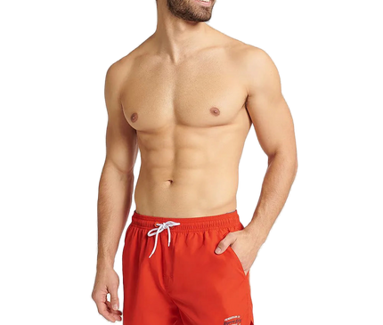 Homme portant un short de bain rouge GUILD à séchage rapide, avec une taille élastique réglable et des détails contrastés. Modèle confortable et tendance, idéal pour la plage et les activités aquatiques. Disponible en tailles M, L, XL, XXL.