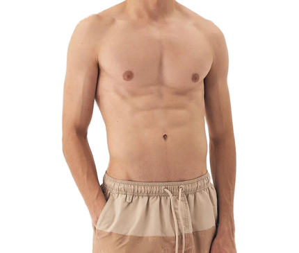 Homme portant un short de bain beige avec des motifs tropicaux subtils, inspiré du style décontracté et festif des plages brésiliennes, idéal pour une promenade en bord de mer ou un moment de détente.