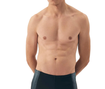 Homme portant un maillot de bain noir moderne et minimaliste, inspiré de l'élégance décontractée des plages brésiliennes comme Copacabana et Ipanema. Le design inclut des détails graphiques sur les côtés, incarnant l'esprit vibrant et énergique du Brésil. Idéal pour allier confort et style sur la plage.