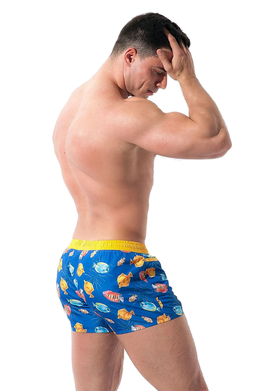 Short de bain Playo Fish en polyester 100 % bleu avec motif coloré de poissons tropicaux, bordé de passepoil jaune. Conçu pour un porté confortable, il possède une taille élastique avec cordon de serrage et une doublure en maille intérieure. Parfait pour la plage ou la baignade.