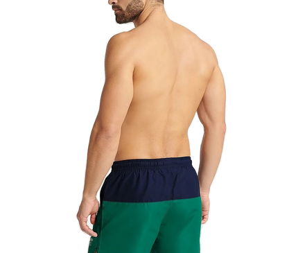 Homme de dos portant un maillot de bain GEM bicolore vert et bleu marine, taille mi-cuisse avec taille élastiquée et cordon de serrage, idéal pour les sports nautiques et l'été, avec petite ouverture sur les côtés pour une meilleure liberté de mouvement.