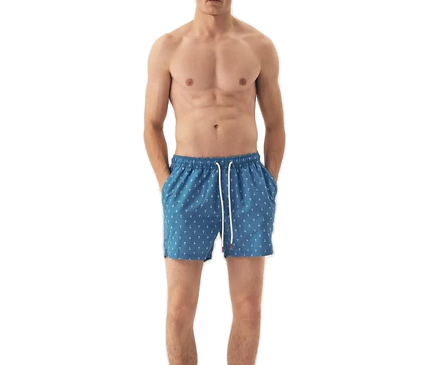 Homme portant un maillot de bain bleu inspiré des plages brésiliennes, avec des motifs marins subtils, reflétant le style tropical moderne et décontracté. Idéal pour les journées en bord de mer ou une promenade sur les plages ensoleillées.
