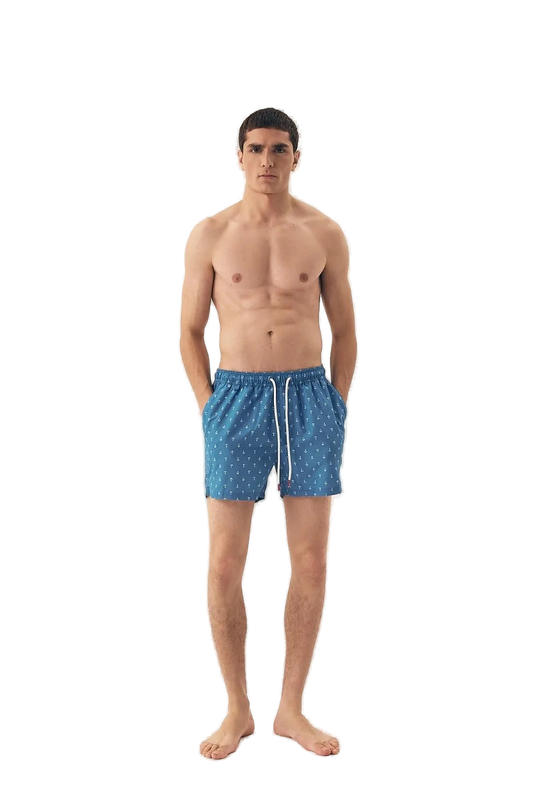 Homme portant un maillot de bain bleu inspiré des plages brésiliennes, avec des motifs marins subtils, reflétant le style tropical moderne et décontracté. Idéal pour les journées en bord de mer ou une promenade sur les plages ensoleillées.