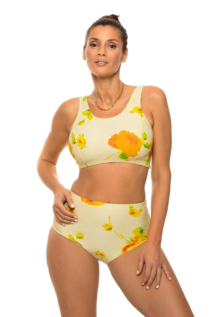 Maillot de bain inspiré de la mode brésilienne, design jaune avec motifs floraux tropicaux jaune et orange, mettant en avant une silhouette élégante et sophistiquée. Un style alliant authenticité et esprit ensoleillé, idéal pour refléter l'ambiance des plages iconiques comme Ipanema et Copacabana.