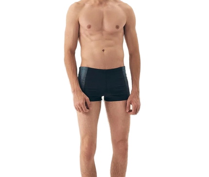 Homme portant un maillot de bain masculin moderne et minimaliste, inspiré par le style décontracté des plages brésiliennes comme Copacabana et Ipanema. Maillot noir ajusté avec un design élégant, parfait pour allier confort et allure.