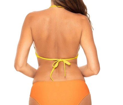 Vue arrière d'un maillot de bain brésilien orange avec des liens jaunes, inspiré des plages de Rio de Janeiro, mettant en valeur une coupe moderne et élégante qui reflète l'énergie et la sensualité du Brésil.