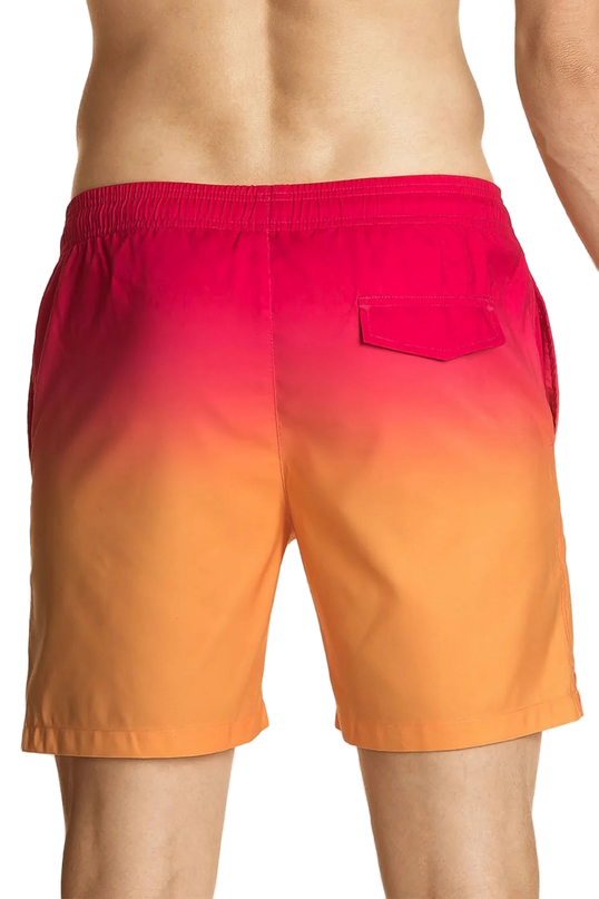 Short de bain dégradé rouge et orange inspiré de l'ambiance festive et décontractée du Brésil, parfait pour la plage et les promenades en ville, avec une poche arrière à rabat pratique.