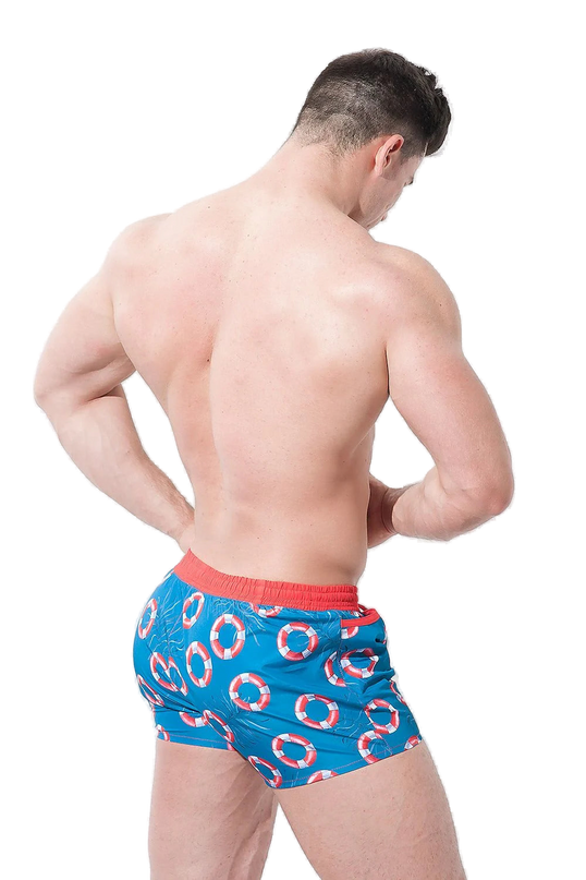 Short de bain homme inspiré des plages brésiliennes, motif bouées de sauvetage rouge et blanc sur fond bleu, ceinture rouge pour un style tropical et décontracté, parfait pour les journées ensoleillées et les vacances.