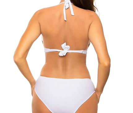 Vue de dos d'un maillot de bain une-pièce blanc, inspiré du style brésilien avec découpes raffinées, mettant en valeur l'élégance des plages de Copacabana. Ce modèle célèbre le style tropical, confort et sensualité, idéal pour une journée ensoleillée.