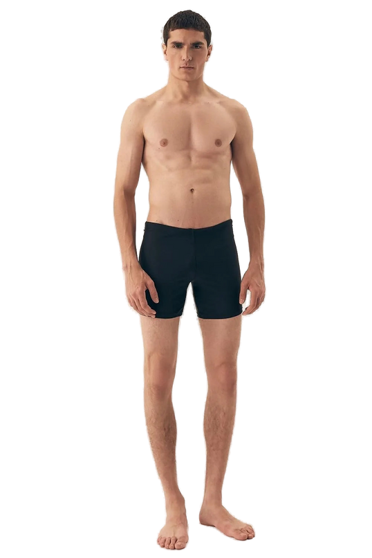 Homme portant un short de bain noir minimaliste et élégant pour homme, conçu avec une longueur de jambe moyenne. Le short est fabriqué en tissu lisse et à séchage rapide, idéal pour la plage ou les activités aquatiques. Modèle sans poches, avec taille à lacets pour un ajustement parfait, photographié sur un fond neutre.