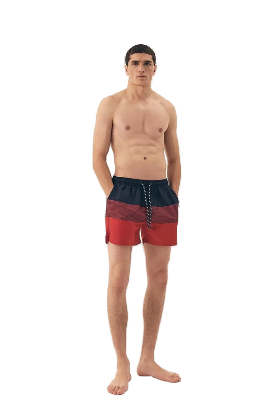 Homme portant un short de bain rouge et noir avec cordons de serrage, à imprimé tendance, fabriqué en polyester léger et à séchage rapide, idéal pour la plage ou la piscine.