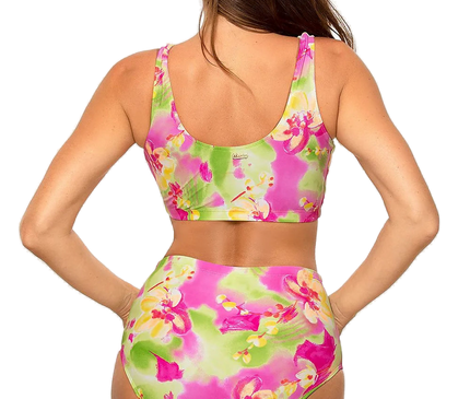Maillot de bain deux pièces pour femme dans un style sportif avec imprimé floral coloré. Haut sans baleines avec bretelles larges et dos échancré, associé à un slip taille haute fabriqué en tissu italien Carvico Tessuti. Confortable et idéal pour mettre en valeur le bronzage.