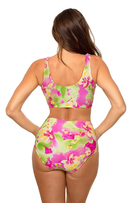 Maillot de bain deux pièces pour femme dans un style sportif avec imprimé floral coloré. Haut sans baleines avec bretelles larges et dos échancré, associé à un slip taille haute fabriqué en tissu italien Carvico Tessuti. Confortable et idéal pour mettre en valeur le bronzage.