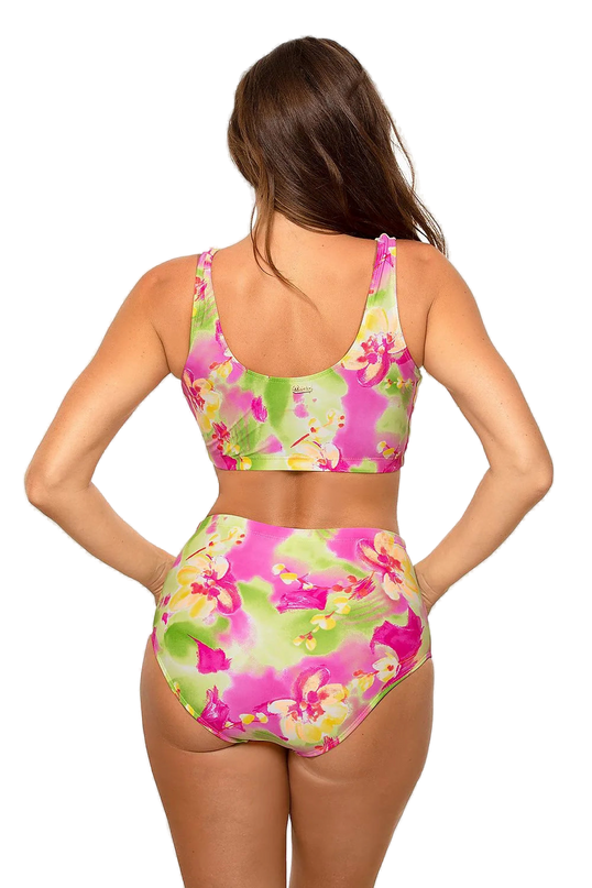 Maillot de bain deux pièces pour femme dans un style sportif avec imprimé floral coloré. Haut sans baleines avec bretelles larges et dos échancré, associé à un slip taille haute fabriqué en tissu italien Carvico Tessuti. Confortable et idéal pour mettre en valeur le bronzage.