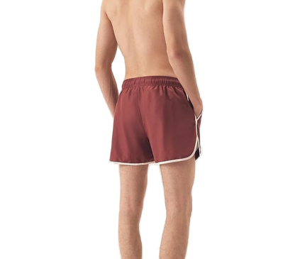 Short de bain homme de couleur bordeaux avec bordures blanches, inspiré par l'énergie et le style décontracté du littoral brésilien, idéal pour des journées ensoleillées à la plage comme à Copacabana. Confortable, moderne et polyvalent, conçu pour l'élégance estivale et le dynamisme tropical.