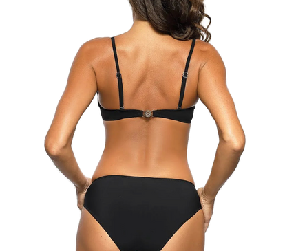 Dos d'une femme portant un maillot de bain deux pièces noir, affichant un design moderne inspiré de la mode brésilienne. Le maillot célèbre la sensualité et l'élégance, et évoque l'esprit vibrant des plages mythiques telles que Copacabana et Ipanema.