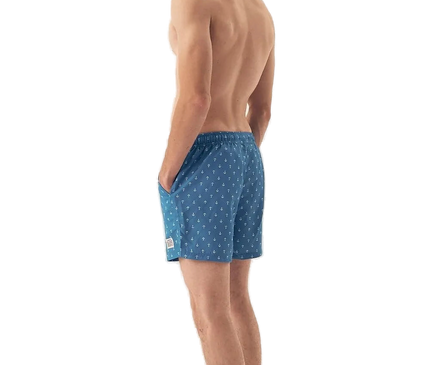 Homme vêtu d'un maillot de bain bleu à motifs marins, inspiré de l'élégance et de l'énergie des plages brésiliennes. Le short symbolise le lifestyle tropical avec un équilibre parfait entre confort et esthétique, idéal pour une journée en bord de mer ou une promenade sur la plage.