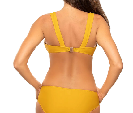 Dos d'une femme portant un maillot de bain jaune inspiré des plages du Brésil, conçu avec une coupe élégante qui souligne les courbes pour un style sophistiqué et tropical.