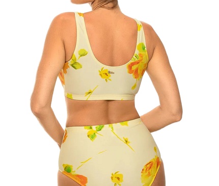 Maillot de bain inspiré de la culture brésilienne avec des motifs floraux jaunes et oranges, coupe rétro élégante à taille haute et dos couvrant, évoquant l'esprit ensoleillé des plages iconiques du Brésil comme Ipanema et Copacabana.