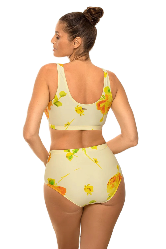 Maillot de bain inspiré de la culture brésilienne avec des motifs floraux jaunes et oranges, coupe rétro élégante à taille haute et dos couvrant, évoquant l'esprit ensoleillé des plages iconiques du Brésil comme Ipanema et Copacabana.