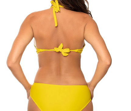 Dos d'une femme portant un maillot de bain jaune inspiré par la mode brésilienne, avec des détails noués élégants sur le haut et le bas, incarnant le style sensuel et sophistiqué des plages de Rio. Idéal pour des journées ensoleillées et des fêtes en bord de mer.