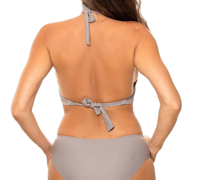 Dos d'une femme portant un maillot de bain une-pièce gris élégant avec un design inspiré de la mode brésilienne, mettant en valeur des découpes modernes et des attaches nouées. Parfait pour refléter l'esprit sophistiqué et sensuel des plages emblématiques de Rio.