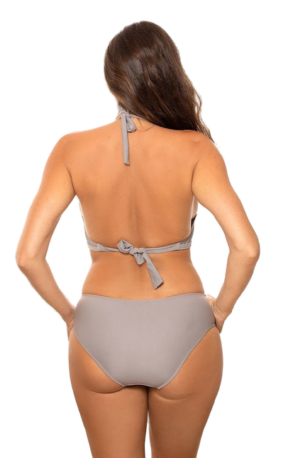 Dos d'une femme portant un maillot de bain une-pièce gris élégant avec un design inspiré de la mode brésilienne, mettant en valeur des découpes modernes et des attaches nouées. Parfait pour refléter l'esprit sophistiqué et sensuel des plages emblématiques de Rio.