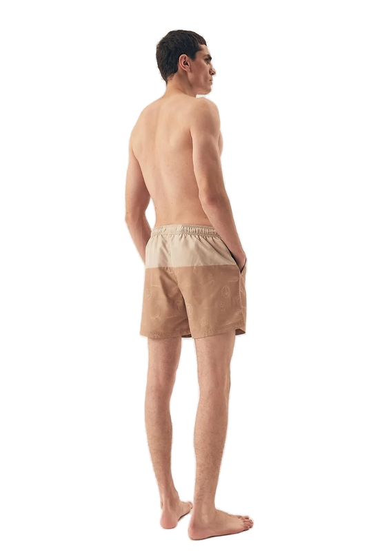 Short de bain inspiré de l'esprit tropical du Brésil avec des motifs subtils évoquant la nature luxuriante, conçu pour un style décontracté et élégant. Idéal pour une promenade en bord de mer ou une journée détente, ce vêtement confortable incarne la culture ensoleillée et festive brésilienne.